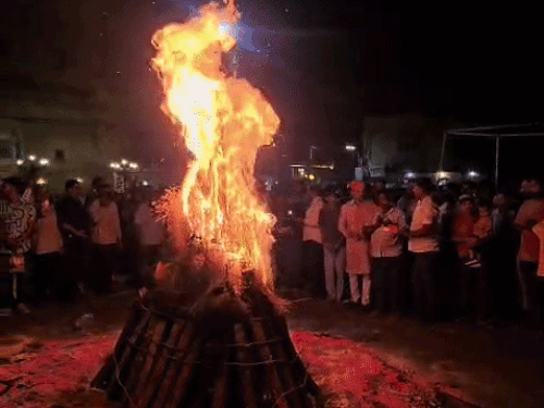 फ्रांस, जर्मनी समेत कई-देशों से आए सैलानियों ने की परिक्रमा:  जैसलमेर में पूर्व राजपरिवार सदस्य ने किया होलिका दहन; दुर्ग में कल सजेगा बादशाह का दरबार – Jaisalmer News