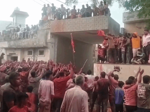 हरियाणा में नौल्था की डाट होली,कढ़ाहों में पकता है रंग:युवक एक-दूसरे को धकेलते, महिलाएं गर्म रंग फेंकती; मौत होने पर भी नहीं टूटी परंपरा