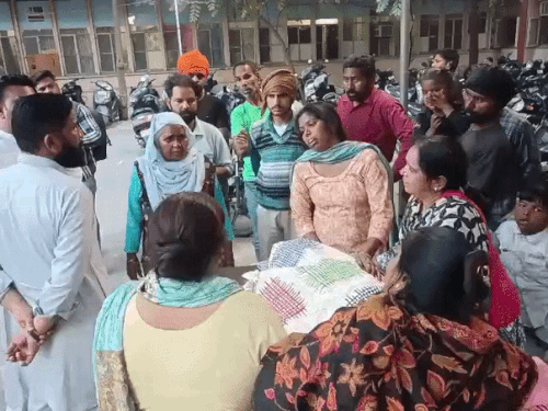 अमृतसर में मेहनताना मांगने पर युवक की हत्या:  सिर पर लोहे की रॉड-डंडे मारे, मृतक 2 बच्चों का पिता; 25 दिन के रुपए बकाया थे – Amritsar News