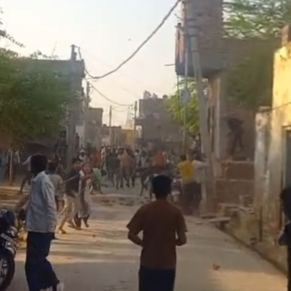 हाथरस में होली पर खूनी संघर्ष, VIDEO:रंजिश में दो पक्षों में जमकर मारपीट और पथराव, कई के सिर फूटे