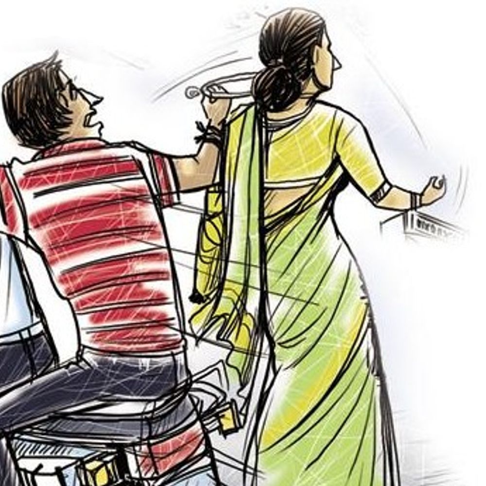 लखनऊ में महिला से जालसाजों ने उतरवाए जेवर:बातों में फंसाया, झांसा देकर खाली झोला पकड़कर हुए फरार