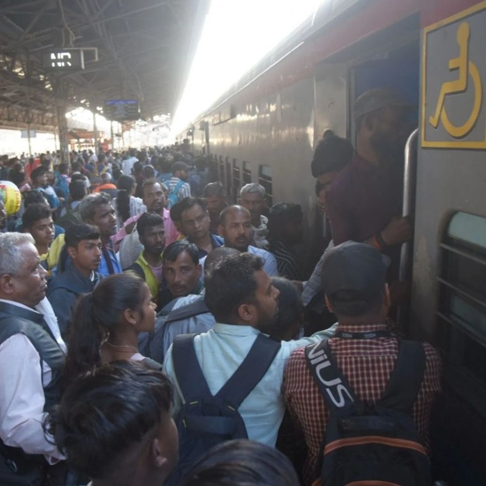 होली पर चारबाग रेलवे स्टेशन पर उमड़ा सैलाब:पूर्वांचल जाने वाली ट्रेनों में मारामारी, स्पेशल ट्रेनें भी पड़ीं कम