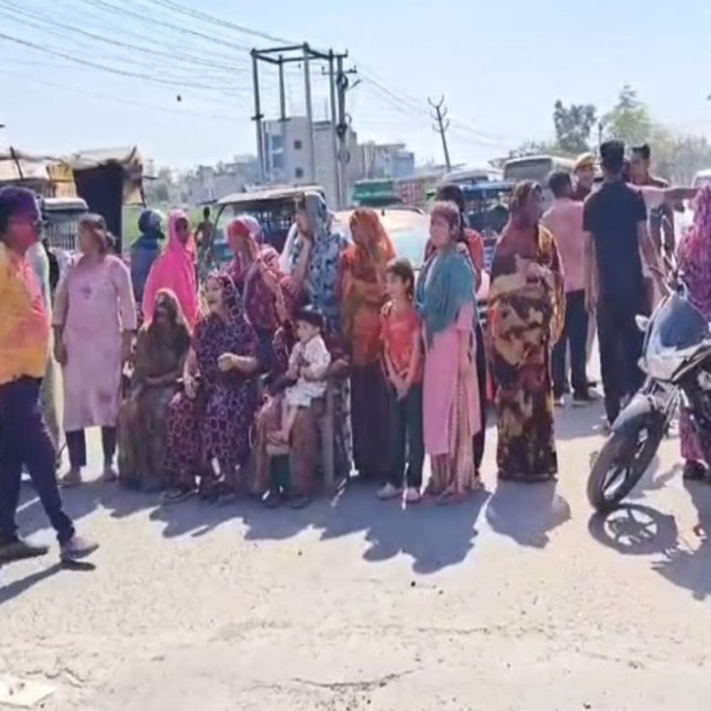 हाईटेंशन लाइन का तार टूटकर गिरा, लाखों का सामान जला:  गुस्साए लोगों ने रोड जाम किया; परिवार बोला- हम बाहर होली खेल रहे थे, इसलिए बच गए – Tonk News