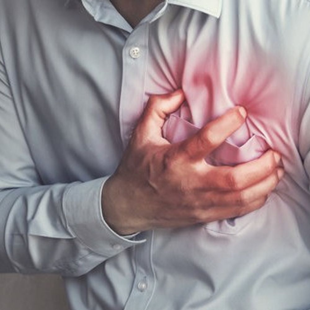 पानी पीते हुए सीनियर क्लर्क जमीन पर गिरे, हुई मौत:झांसी में परिजन बोले- इलाज के लिए 10 मिनट का भी मौका नहीं मिला