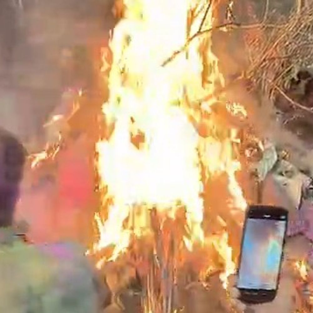 आजमगढ़ में होलिकादहन के साथ शुरू हुआ होली का त्योहार:ग्रहण के कारण एक दिन पहले जलाई गई होलिका, बड़ी संख्या में लोग हुए शामिल