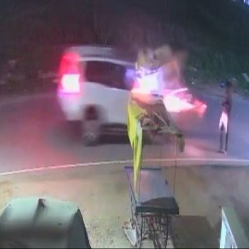 आजमगढ़ में स्कॉर्पियो ने ठेले वाले को मारी टक्कर, VIDEO:छोला-कुल्चा बेचने वाले की मौत, मैहर से मुंडन करा के लौट रहा था स्कॉर्पियो चालक