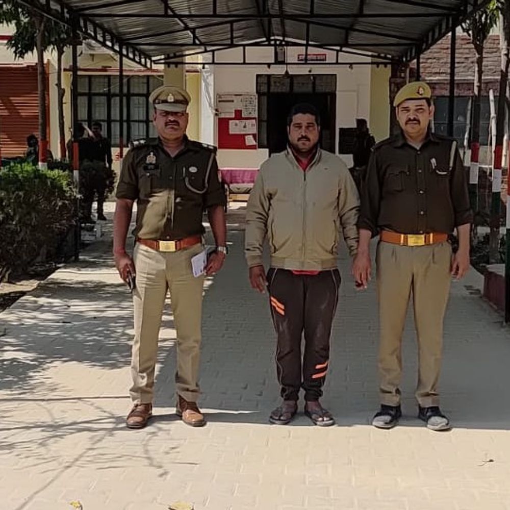 आजमगढ़ में गाड़ी से टक्कर मारने वाला गिरफ्तार:लोगों ने सड़क पर किया प्रदर्शन, सीसीटीवी कैमरे से पकड़ा गया