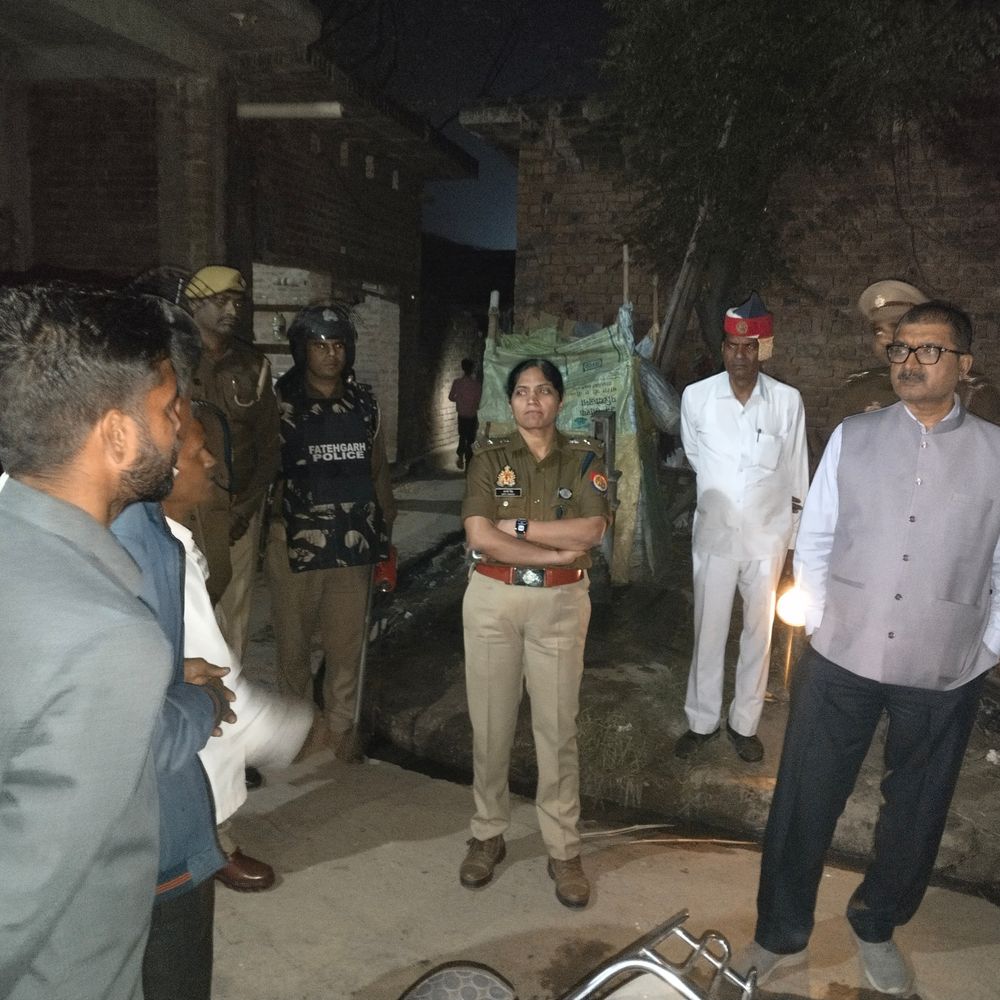 डीएम-एसपी ने होलिका दहन स्थलों का निरीक्षण किया:कमालगंज और फतेहगढ़ में व्यवस्था भंग करने वालों पर होगी सख्त कार्रवाई