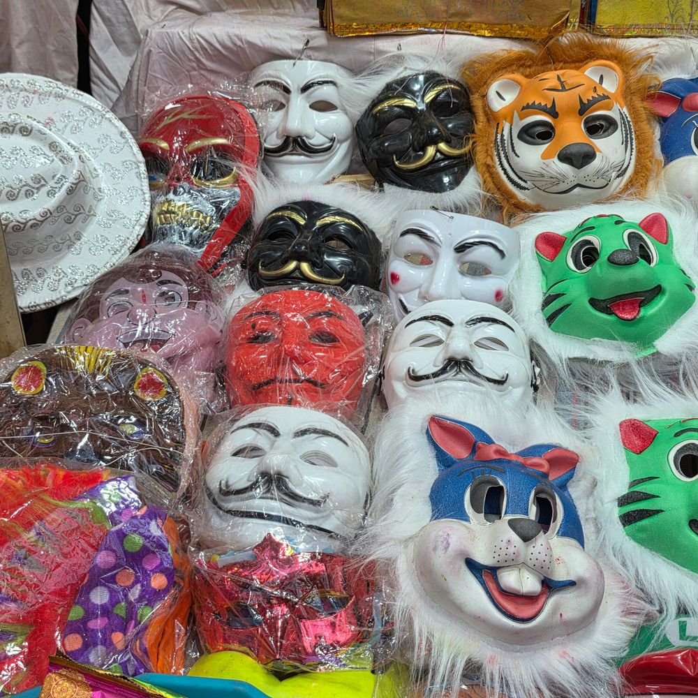 संभल में होली की बिक्री पर चंद्र ग्रहण का असर:मोदी मुखौटे और भगवान के शस्त्रों के नाम से पिचकारियां; ₹10 की जालीदार टोपी की मांग