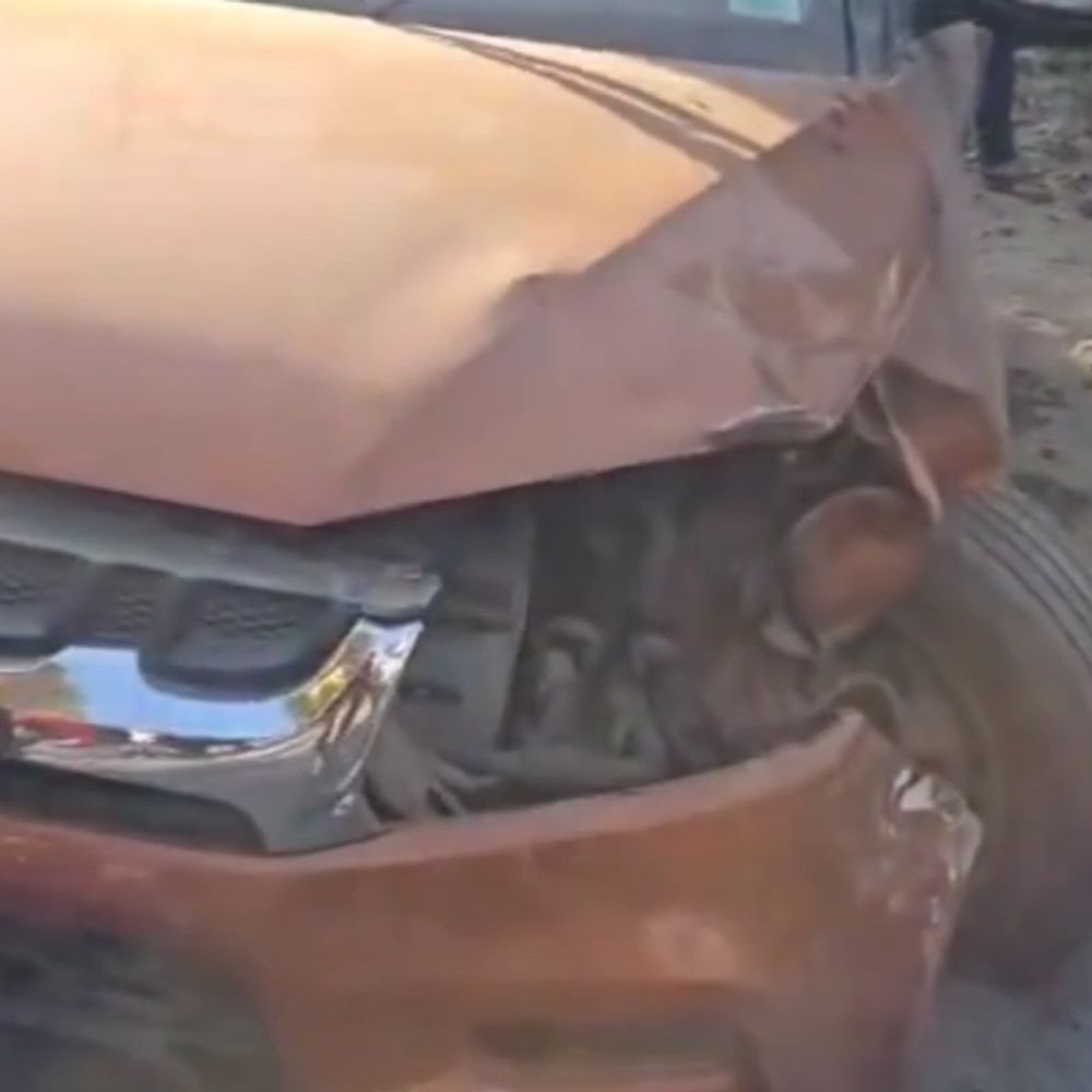 कानपुर में तेज रफ्तार ब्रेजा कार पेड़ से टकराई:हादसे में बाइक सवार घायल, बाद में हुआ समझौता