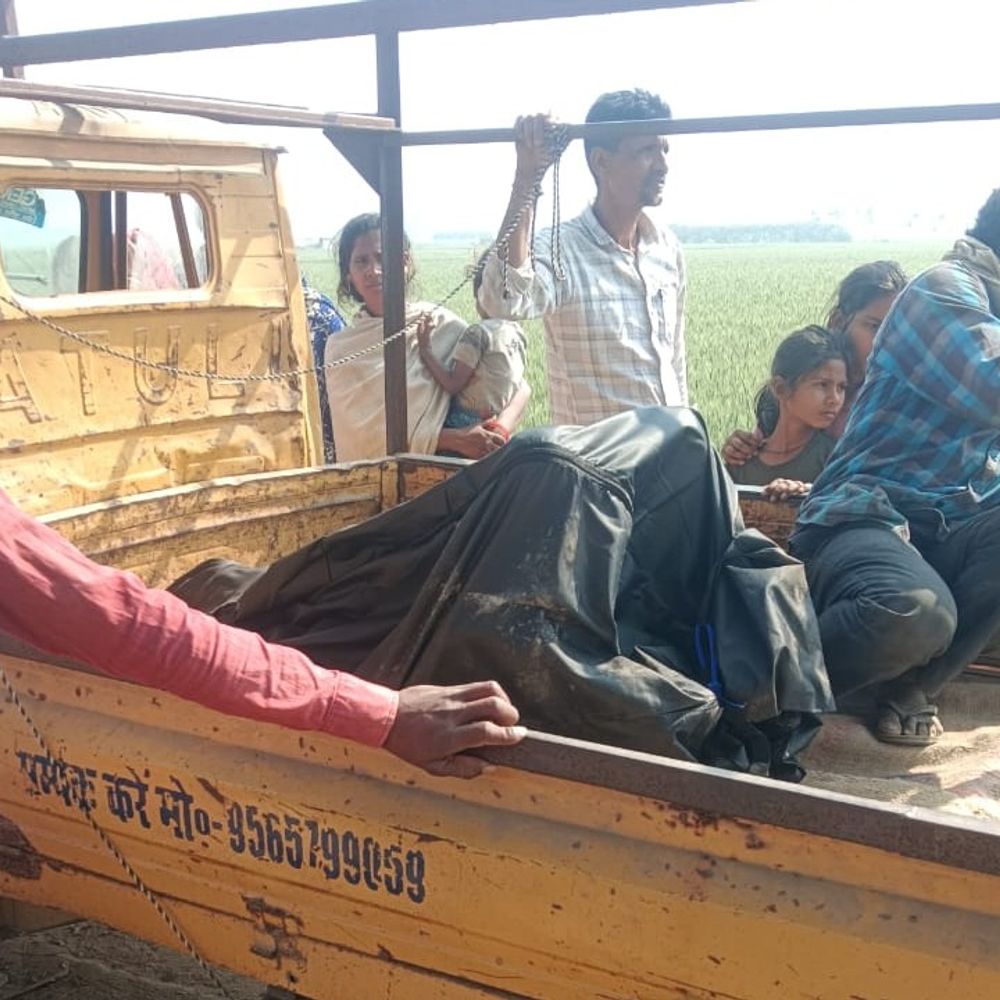 महिला पर पति को जिंदा जलाने का आरोप:महराजगंज में पति-पत्नी के बीच विवाद, पुलिस मामले की जांच में जुटी