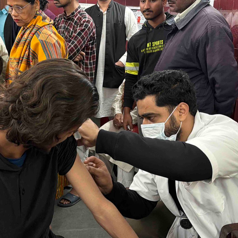 रामपुर अस्पताल में रेबीज मरीजों की भारी भीड़:आवारा कुत्तों के आतंक से लोग दहशत में, 200 मरीज पहुंचे