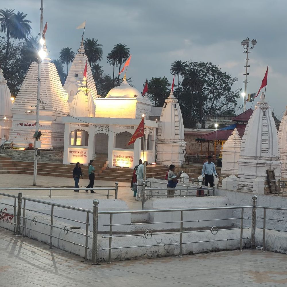 अमरकंटक में चंद्र ग्रहण पर उमड़ा जनसैलाब:  नर्मदा तट पर हजारों श्रद्धालुओं ने किया पुण्य स्नान; शुद्धिकरण के बाद खुले मंदिरों के पट – Anuppur News