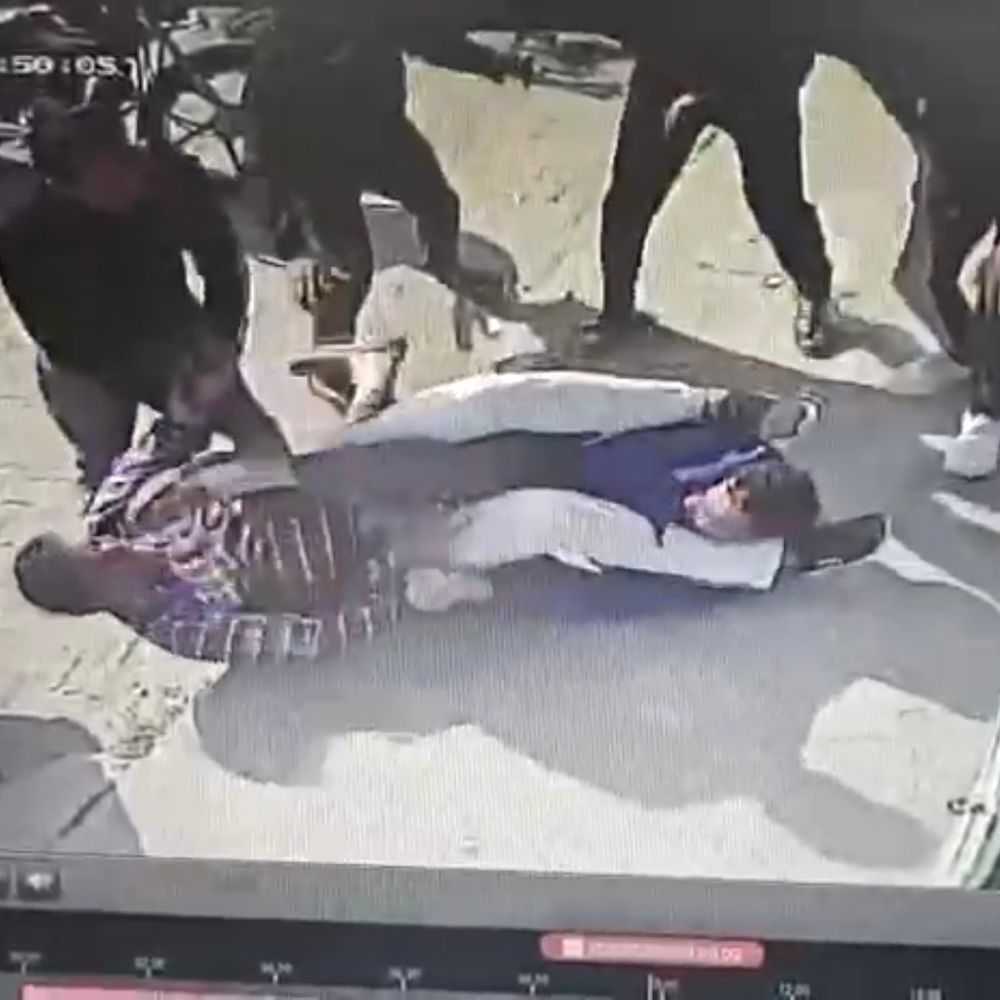 बिजनौर में मैनेजर को गिराकर लात-घूसों से पीटा, VIDEO:ऑफिस के सामने दबंगों ने किया हमला, महिला कर्मियों से की बदसलूकी