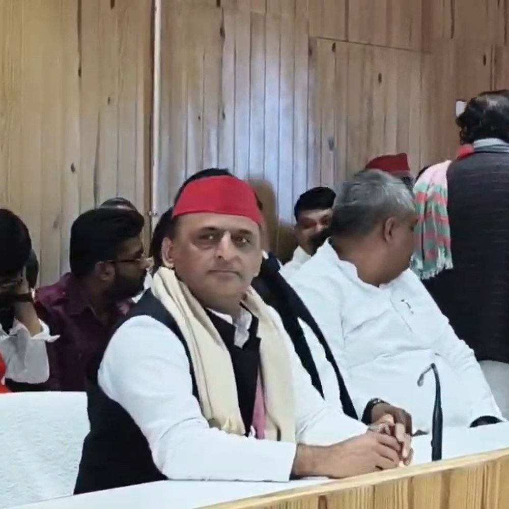 सैफई में कल होगी फूलों की होली:चंद्र ग्रहण के कारण आज नहीं खेली गई, अखिलेश से मिले कार्यकर्ता