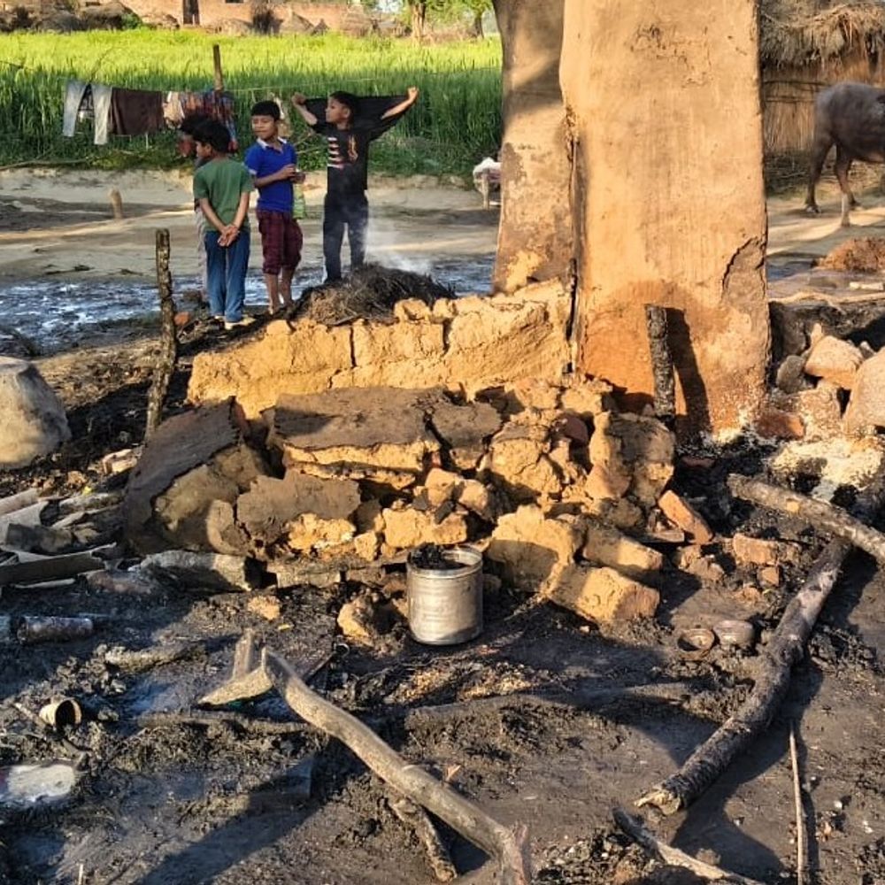 फिरोजाबाद में छह झोपड़ियों में लगी आग, गृहस्थी राख:एक के परिवार के लोगों के यहां हादसा, पशुओं का चारा भी जल गया