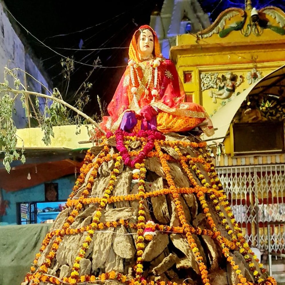 लखनऊ में गोबर के कंडों से बनी होलिका:महंत देव्या गिरि ने दिया पर्यावरण संरक्षण का संदेश दिया