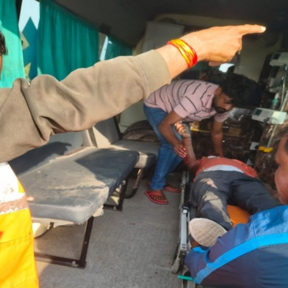 ट्रक का टायर फटने से रोडवेज बस टकराई:ड्राइवर-कंडक्टर गंभीर रूप से घायल, 4 सवारियों को भी आई चोट