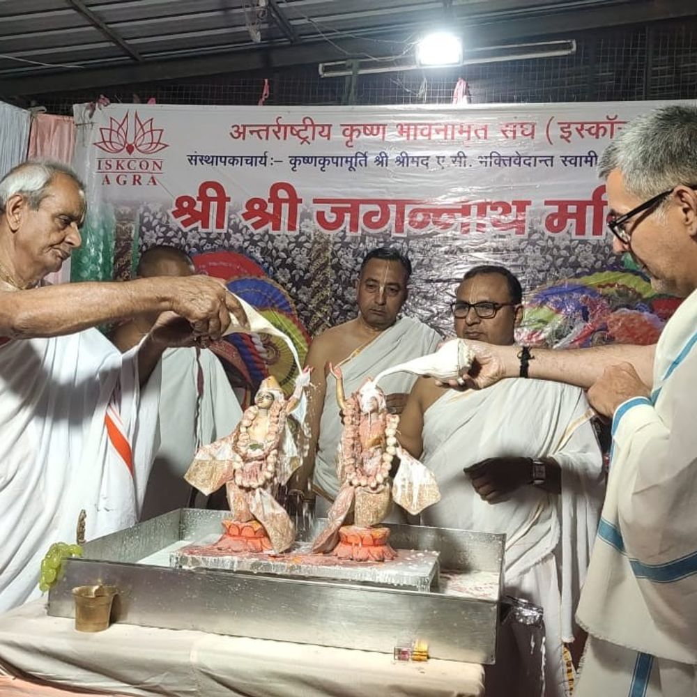 आगरा के इस्कॉन में प्राकट्योत्सव पर भव्य अभिषेक:चंद्र ग्रहण के बाद हुआ शुद्धिकरण, फूल बंगला सजा, कीर्तन में झूमे श्रद्धालु