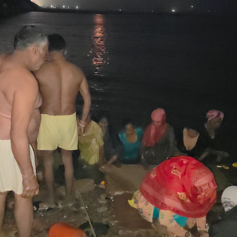 संभल के आठ गंगा घाटों पर लाखों श्रद्धालुओं ने स्नान:होली पूर्णिमा पर चंद्र ग्रहण से पहले तड़के तीन बजे से शुरू हुआ