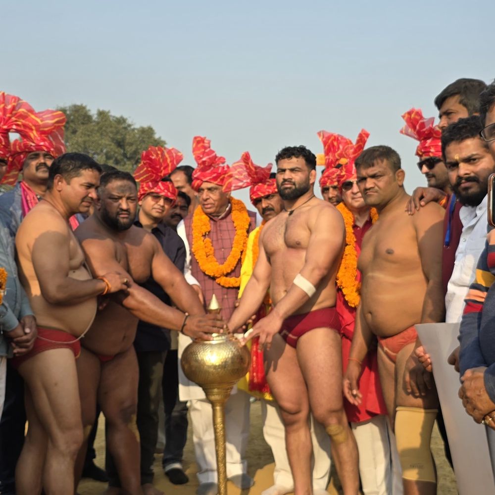 सिद्धार्थनगर डीएम की मौजूदगी में दंगल का आयोजन:राजा पहलवान ने 'कलाजंग' दांव से श्यामू को चित किया