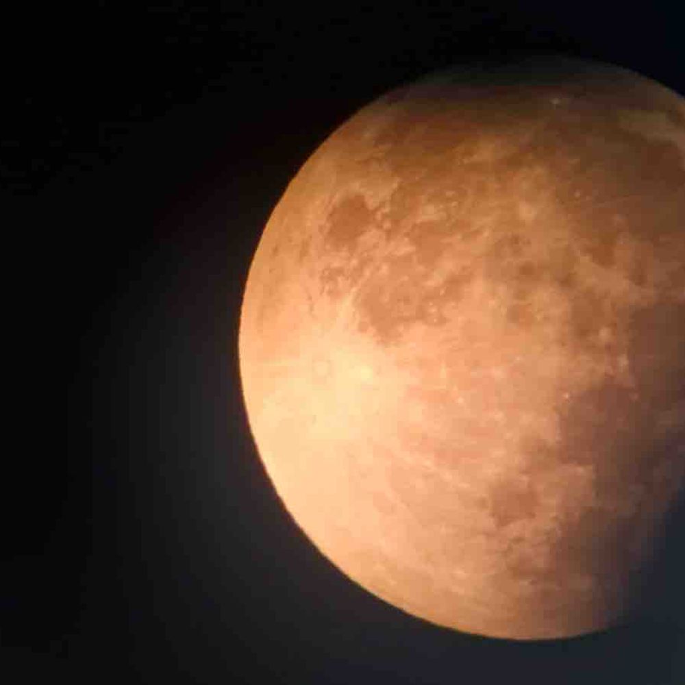 गोरखपुर में दिखा साल का पहला चंद्र ग्रहण:पूर्वी आकाश में 15 मिनट तक नजर आया ब्लड मून