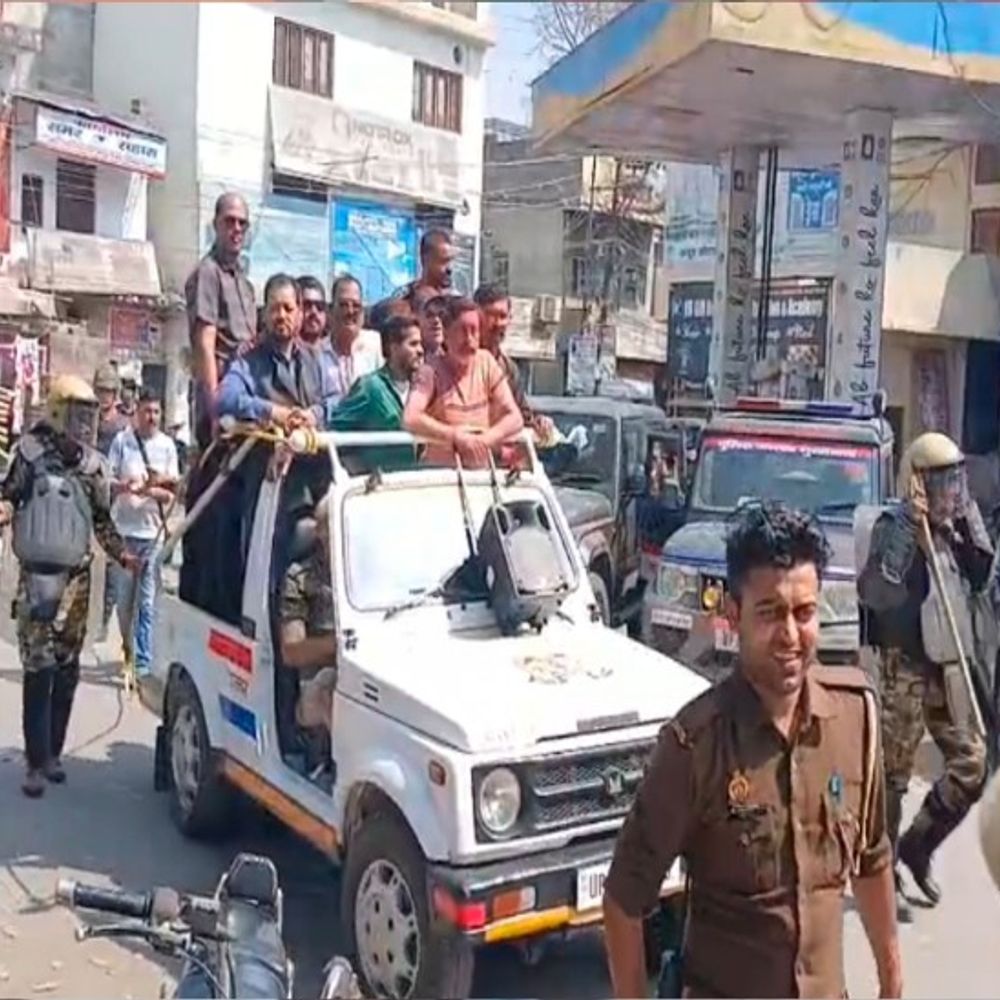 शाहजहांपुर में लाट साहब जुलूस का रिहर्सल:पुलिस ने रस्सी का घेरा बनाकर आयोजकों की जीप चलाई