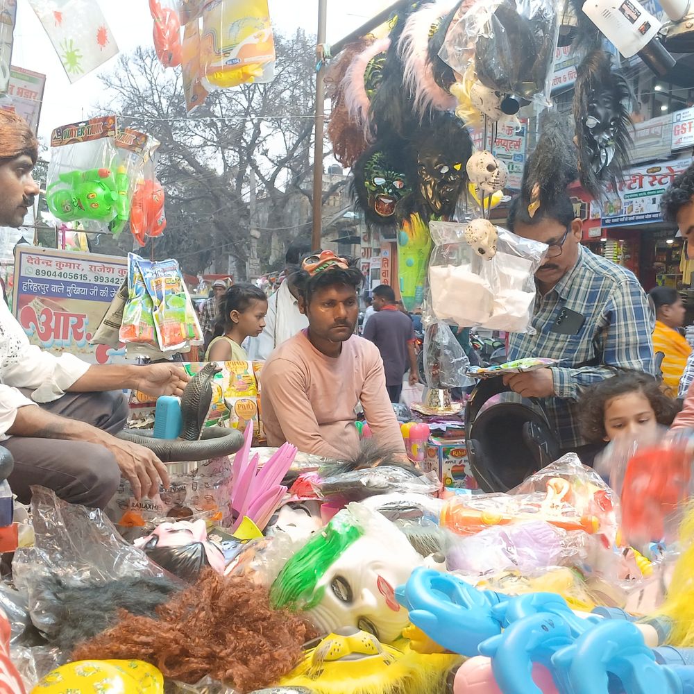 गोपालगंज में होली की धूम, बाजारों में भीड़:बच्चों की खास पिचकारियां बनी आकर्षण, ड्रोन से निगरानी, सुरक्षा के कड़े इंतजाम