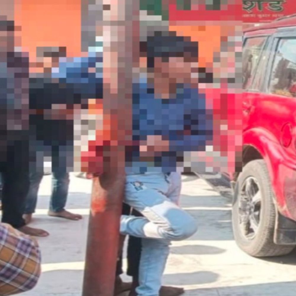 मंदिर में पर्स चोरी के आरोप में नाबालिगों की पिटाई:शाहजहांपुर में भीड़ ने बच्चों को खंभे से बांधा, पुलिस छुड़ाकर थाने ले गई