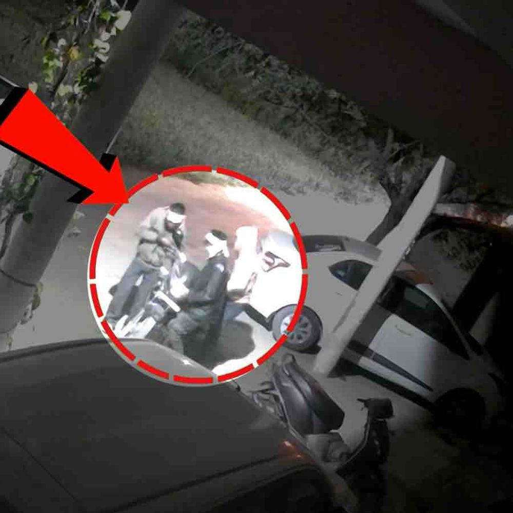 प्रयागराज में नकाबपोश चोर टांगकर ले गए बाइक, VIDEO:घर के बाहर खड़ीं थीं, लॉक तोड़कर ले गए; एक को 500 मीटर दूर छोड़ गए