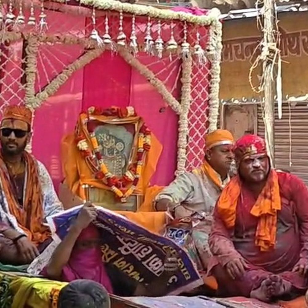 मथुरा में चतुर्वेदी समाज का होली डोला संपन्न:पारंपरिक शोभायात्रा में शामिल हुईं कई झांकियां