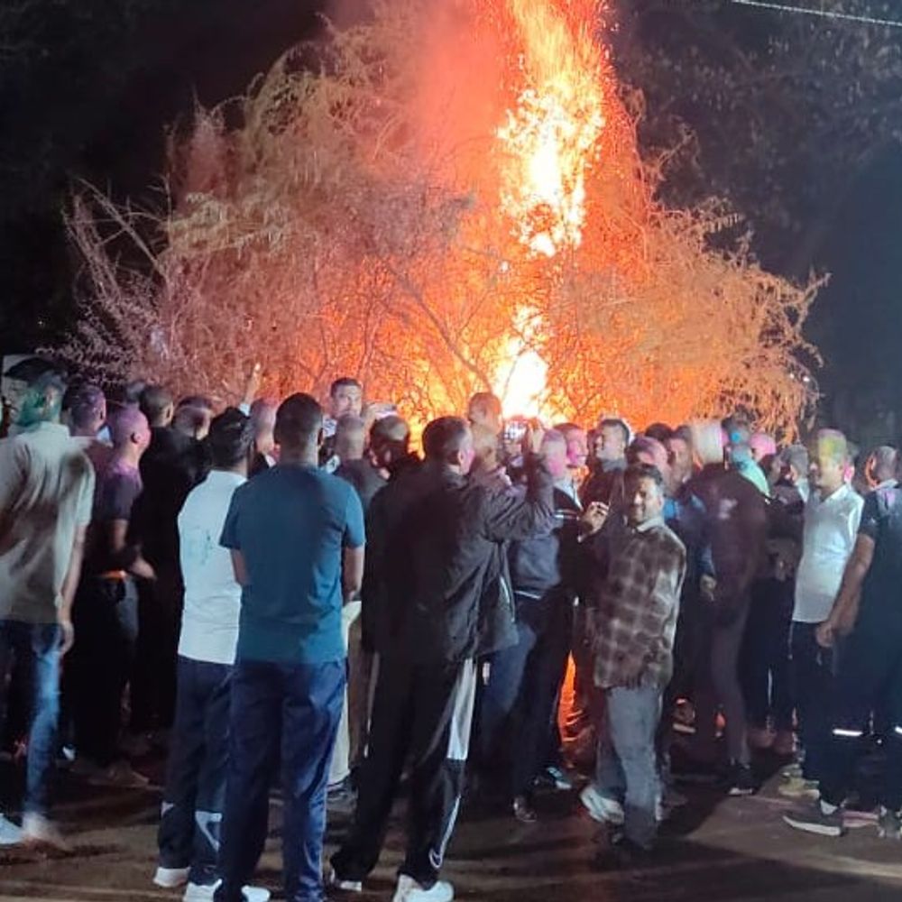 ललितपुर में होलिका दहन, एसपी ने की पूजा:पुलिस लाइन समेत कई स्थानों पर विधि-विधान से जलाई गई होलिका