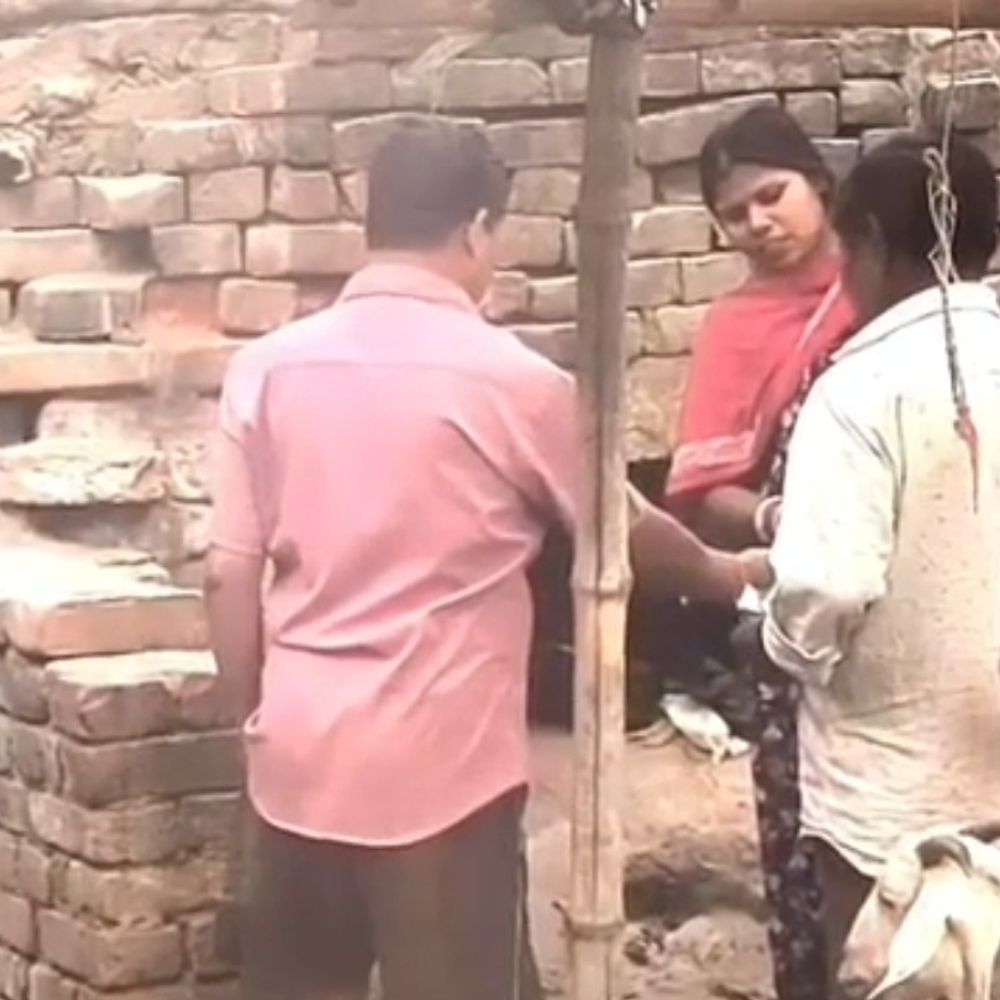 नवादा में महिला का खुलेआम शराब पिलाने का VIDEO:  पुलिस की छापेमारी में शराब बरामद, आरोपी की पहचान, अब तक गिरफ्तारी नहीं – Nawada News