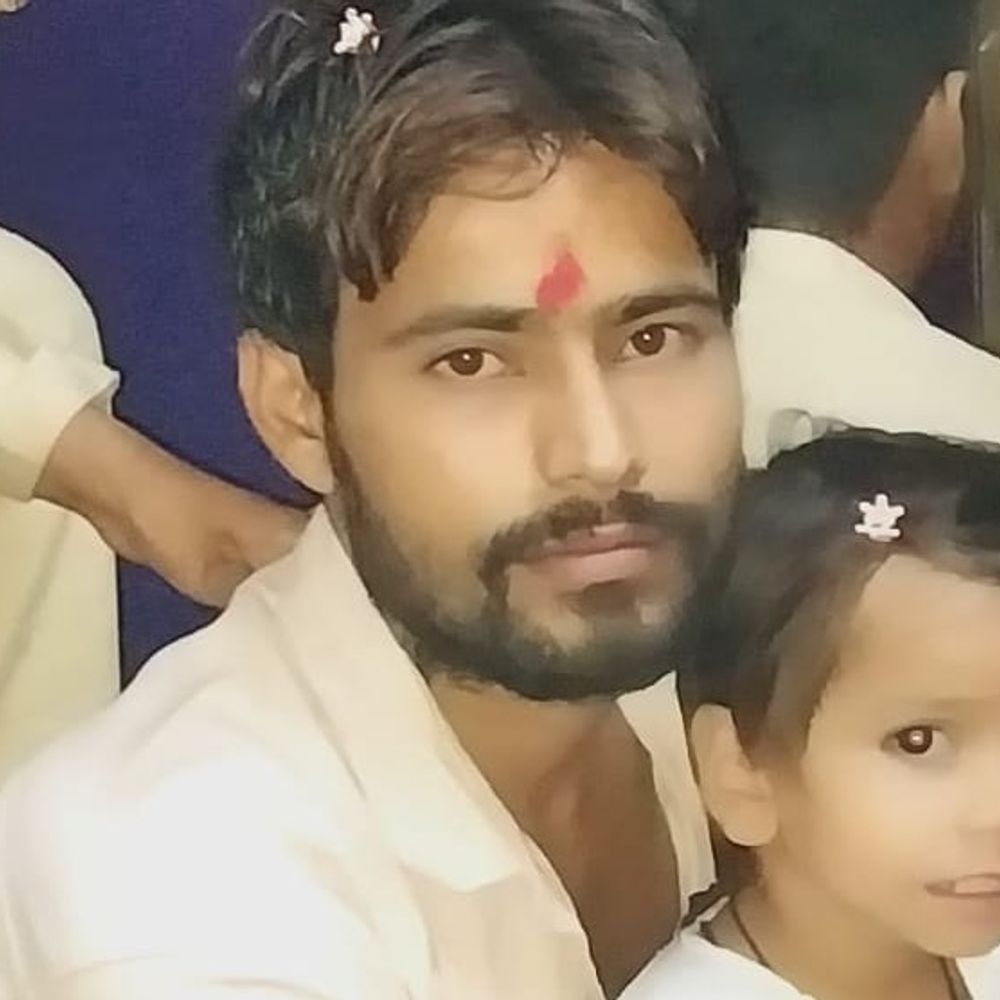 दूध टैंकर-कार की टक्कर से युवक की मौत, दो घायल:मेरठ के बहसूमा में दोनों वाहन आमने-सामने टकराई, रामराज से लौट रहे थे तीनों युवक