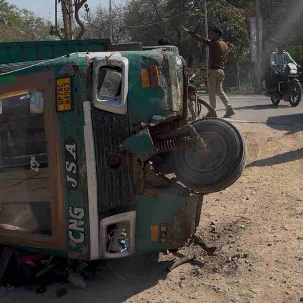 कानपुर: कच्ची सड़क पर पलटा लोडर:चालक 5 मिनट फंसा रहा, राहगीरों ने सुरक्षित निकाला