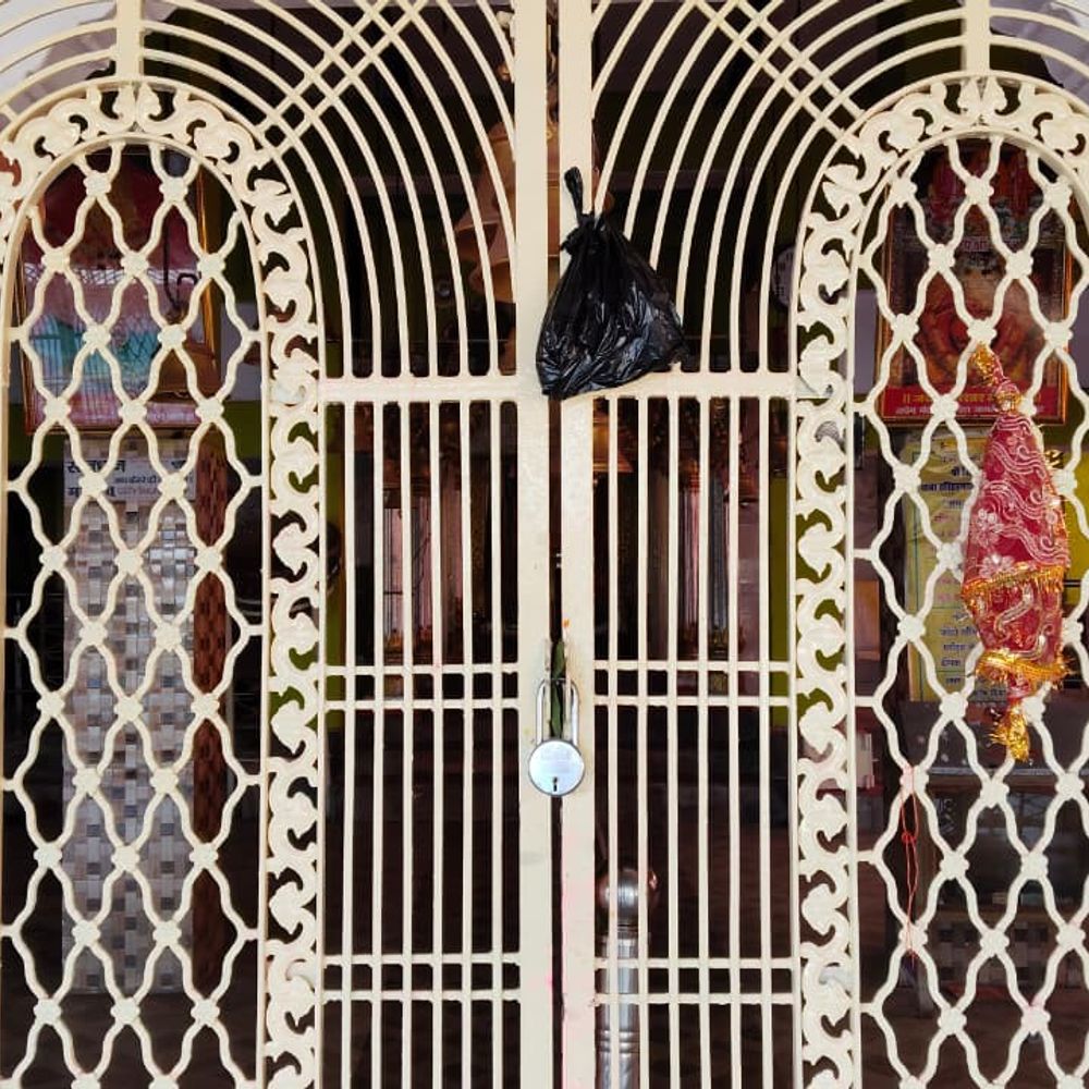 चंद्र ग्रहण पर भदोही के मंदिरों में सन्नाटा:सुबह 8 बजे कपाट शाम, 6:47 बजे खुलेंगे, आरती भी होगी