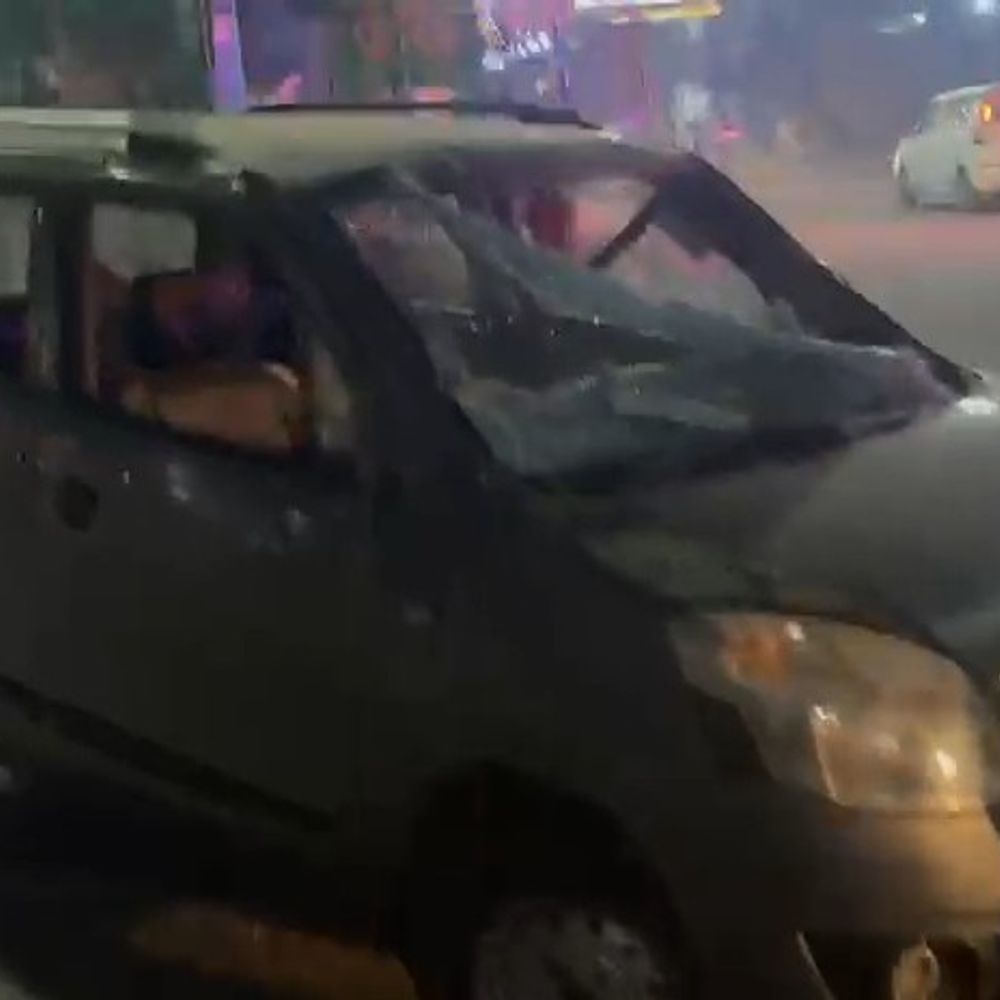 मथुरा में डायल-112 वाहन की वैगनआर से टक्कर:कार पलटी, महिला सहित चार घायल; पुलिस जांच में जुटी