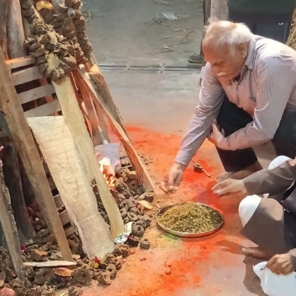 संभल में चंद्र ग्रहण से पहले छह होलिका दहन:ब्रह्म मुहूर्त में पूजन, लोगों ने गन्ने भूनकर की परिक्रमा