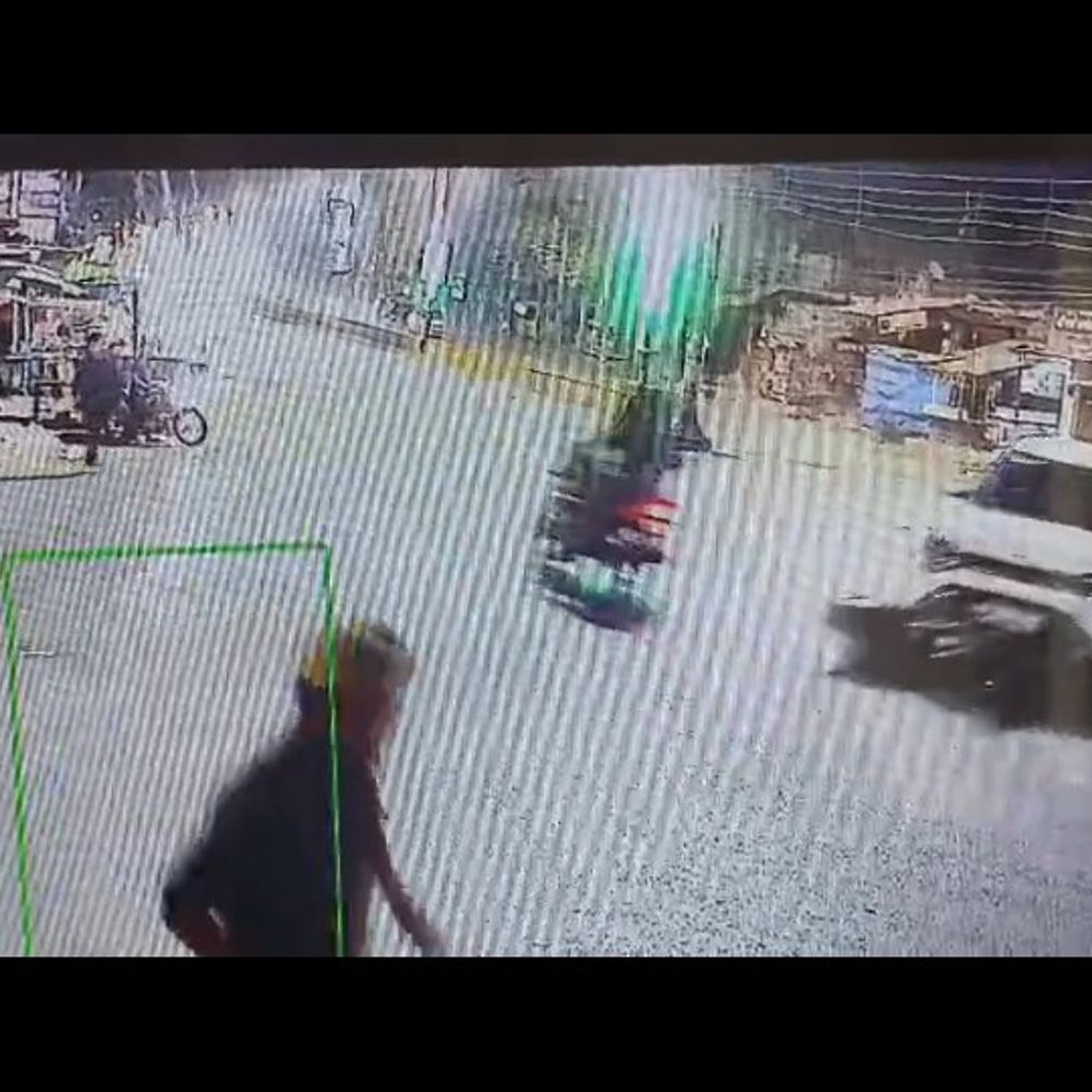 मऊ में पुलिसकर्मी की बाइक को 5 किमी तक घसीटा,VIDEO:रोकने की कोशिश में दो पुलिसकर्मी घायल, गाड़ी छोड़कर चालक फरार