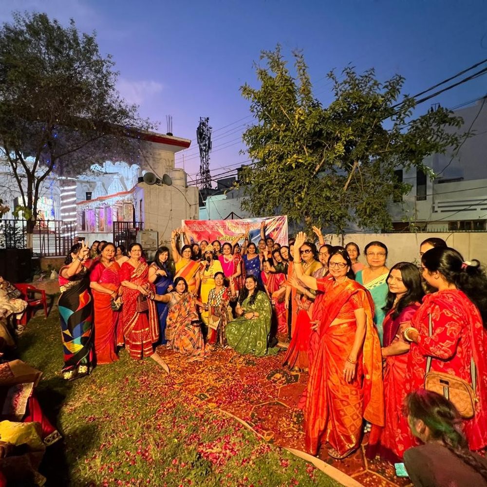 लखनऊ आशियाना में होली का रंग चढ़ा:महिला इकाई ने जगदम्बेश्वर मंदिर प्रांगण में मनाया होली मिलन समारोह