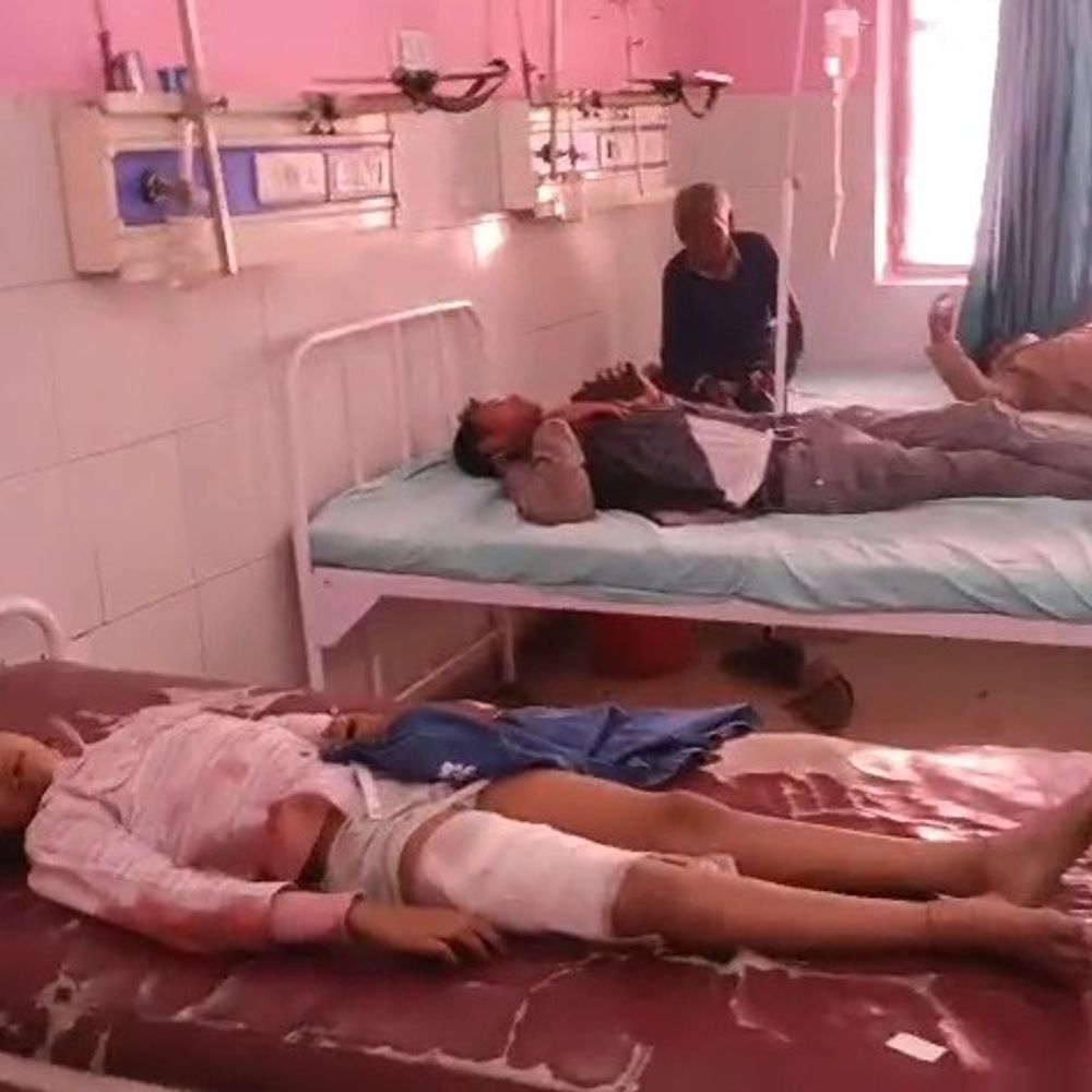 उन्नाव में पिकअप पलटी, बच्ची समेत दो की मौत:आगरा एक्सप्रेसवे पर अनियंत्रित होकर डिवाइडर से टकराई, 6 लोग घायल