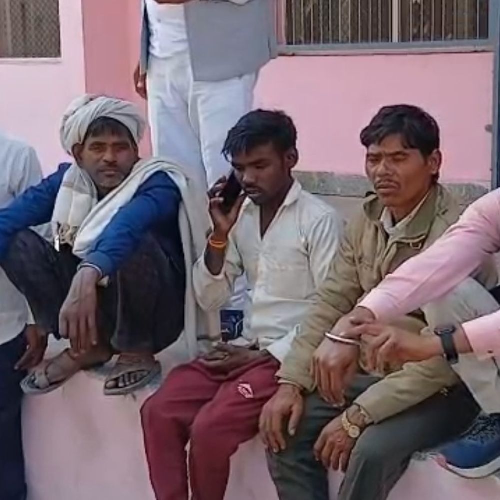 कासगंज में बाइक से गिरकर युवक की मौत:सड़क पर अचानक बेकाबू होकर गिरी बाइक, अस्पताल पहुंचने से पहले दम तोड़ा