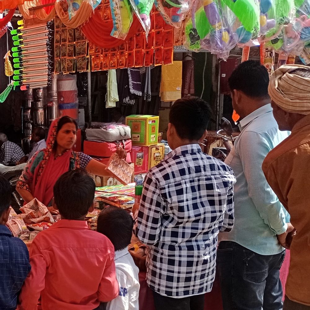 अयोध्या में होली पर बाजार रंग और अबीर से गुलजार:बच्चे सबसे अधिक पसंद कर रहे कार्टून वाली पिचकारी, गुलाबी-गेरुआ गुलाल की बढ़ी मांग