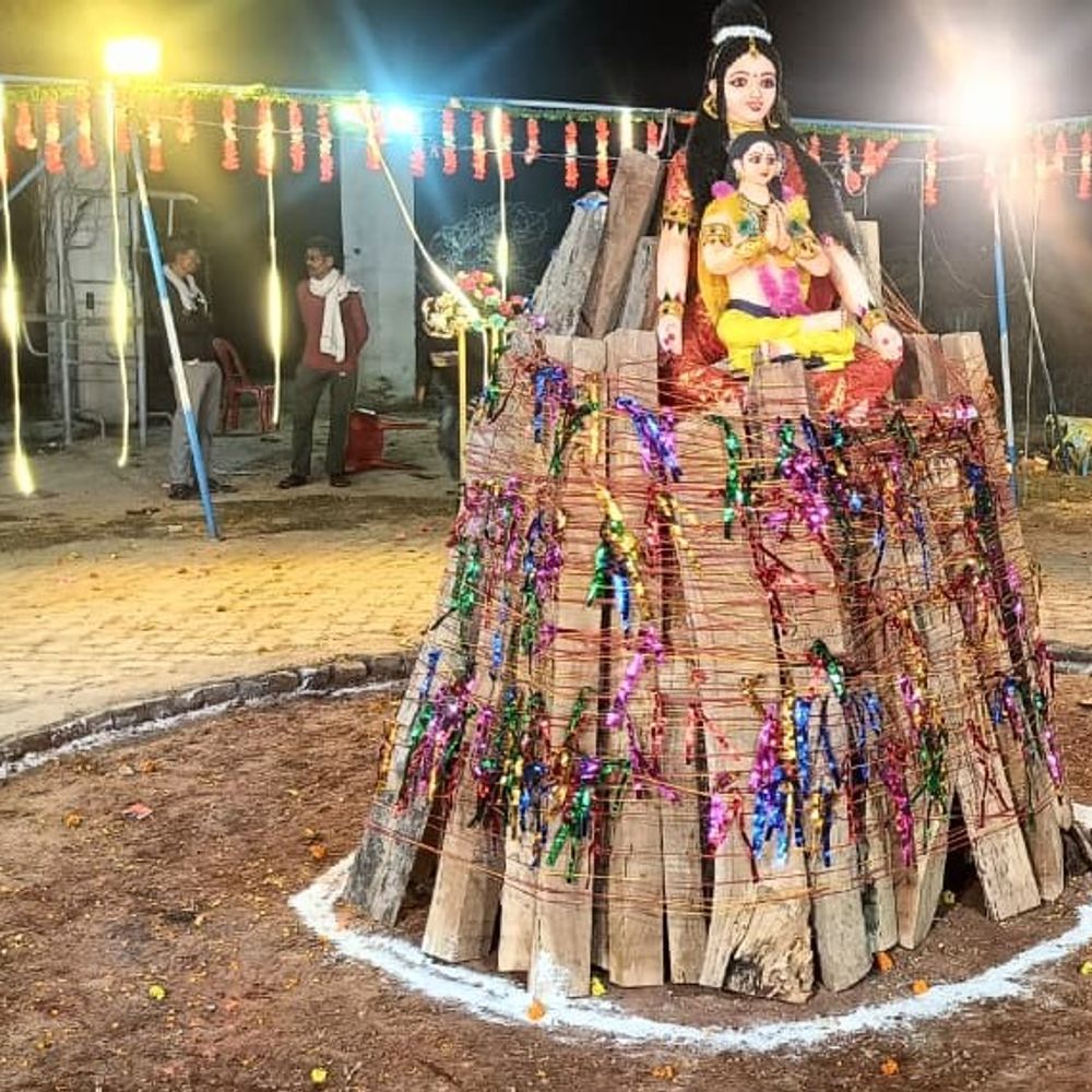 उन्नाव पुलिस लाइन में होलिका दहन, एसएसपी ने की पूजा:जिले के 3600 स्थानों पर शांतिपूर्ण आयोजन संपन्न