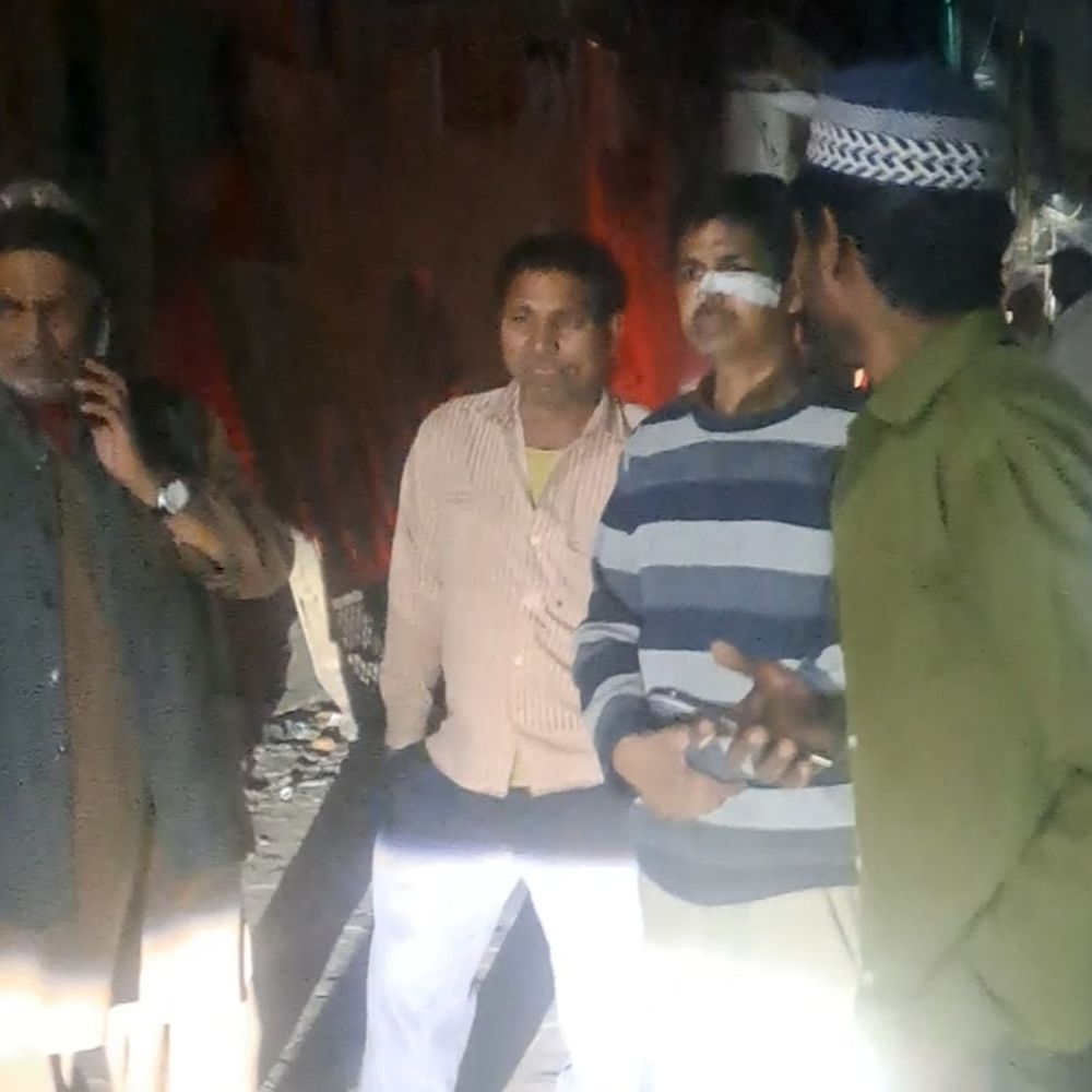 मेरठ में पतंग काटने पर बवाल, किशोर की पिटाई:मां को बीच सड़क पर पीटा, ताबड़तोड़ फायरिंग; पब्लिक ने एक को पिस्टल सहित दबोचा