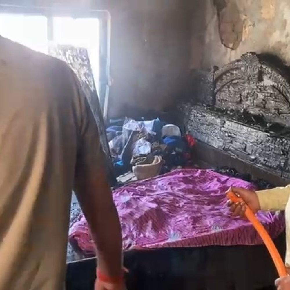 सिसाना में शॉर्ट सर्किट से मकान में लगी आग:लाखों का घरेलू सामान राख, परिवार सुरक्षित