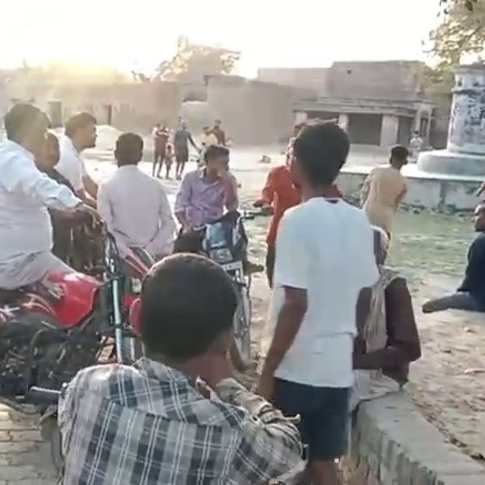 मंदिर की जमीन पर कब्जे को लेकर प्रदर्शन:उन्नाव में ग्रामीणों ने भू-माफियाओं के खिलाफ प्रदर्शन कर प्रशासन से कार्रवाई की मांग की