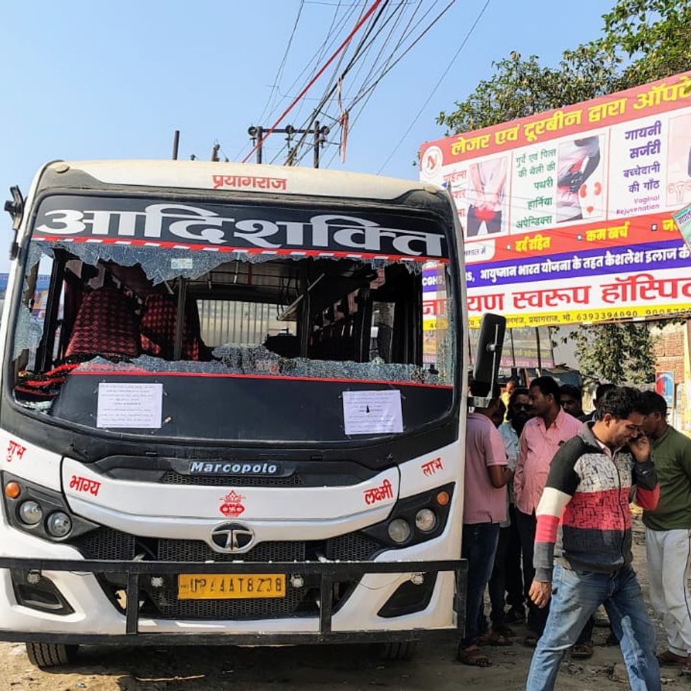निजी बस में तोड़फोड़, यात्रियों में दहशत:पत्थर मारकर शीशे तोड़े, भंगवा चुंगी बस अड्डे पर नंबर लगाने को लेकर विवाद