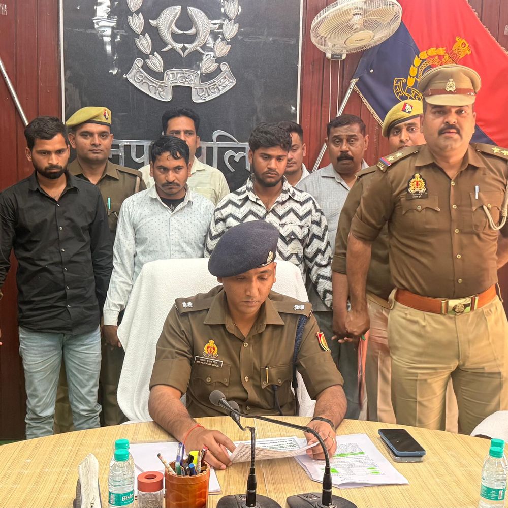 मैनपुरी में कार से 23.9 किलो गांजा बरामद:3 तस्कर गिरफ्तार, गाड़ी में छिपाकर करते थे सप्लाई