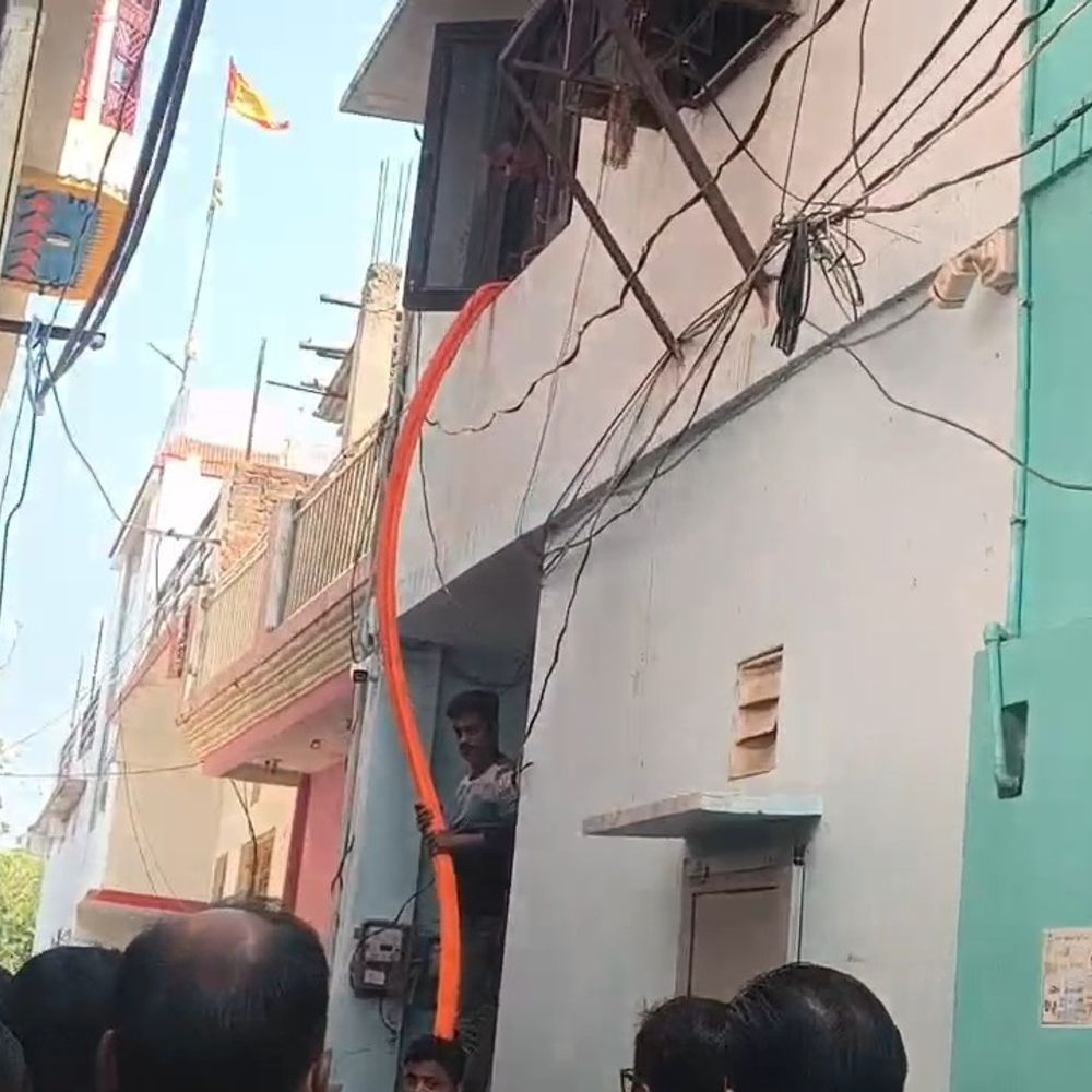 सीतापुर में गैस रिसाव से घर में लगी आग:होली के पकवान बनाते समय हादसा, बाल-बाल बचा परिवार